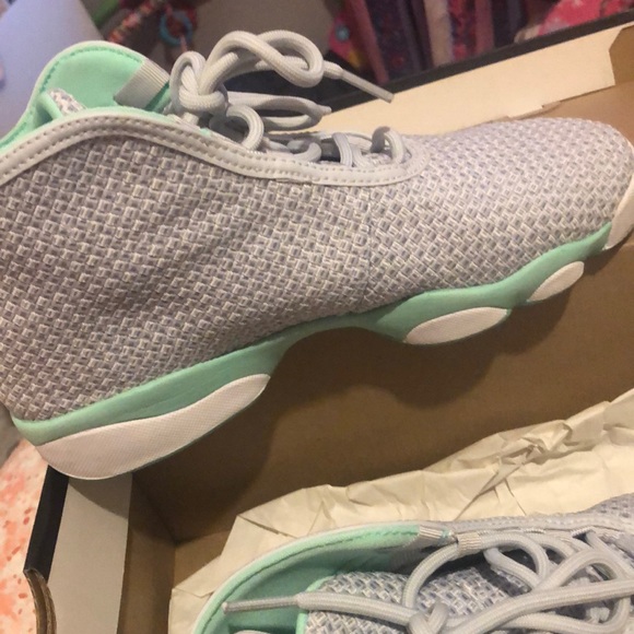 Size 6 Youth (8.5 Woman’s) Jordan grey/green glow - Picture 3 of 4